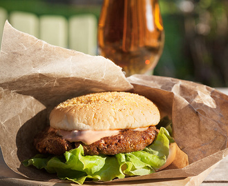 Vegetarisk hamburgare på grillen