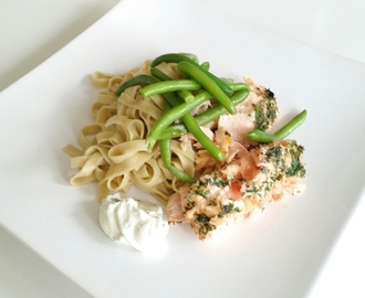 RECEPT: citron- och örtkryddad lax i ugn med grönsakspasta, haricots verts och röra