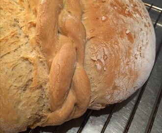 Bröd på rågsikt med rosmarin och flingsalt