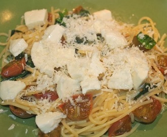 Spagetti med tomat, mozzarella och spenat