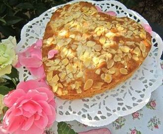 Kaka med äpple och rosenvatten
