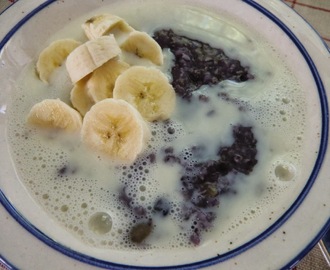 Mättande glutenfri frukostgröt med krossat bovete, linfrön, pumpafrön och blåbär