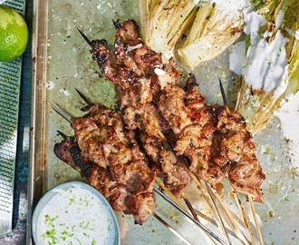 Ingefärsmarinerade karréspett med grillad romansallad och limeyoghurtsås.