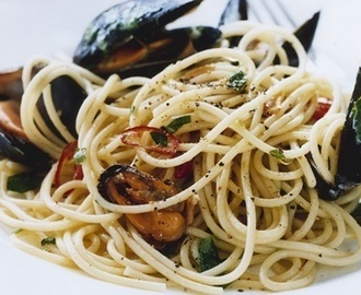 Spaghetti med blåmusslor, vitlök och chili