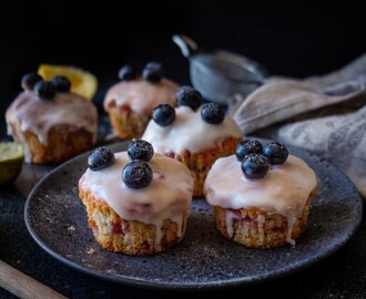 Jordgubbs- och blåbärsmuffins med glasyr