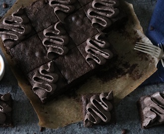 RECEPT PÅ SAFTIGA BROWNIES MED MOCKAKRÄM