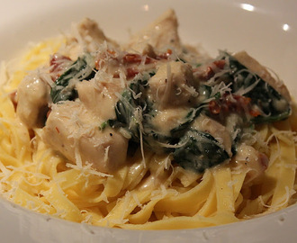 Pastasås med kyckling, spenat och soltorkade tomater