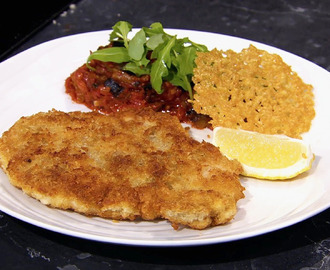 Kyckling milanese med ragu på tomat och aubergine samt parmesanflarn