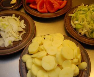 Slät soppa med potatis, purjolök och tomater