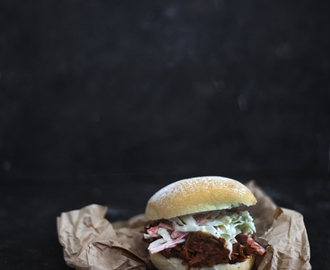 Vegetarisk pulled pork burgare med coleslaw