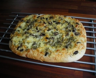 Brytbröd med oliver, ost och rosmarin