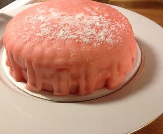 En rosa operatårta