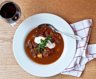 Mustig gulasch toppad med crème fraiche och gremolata