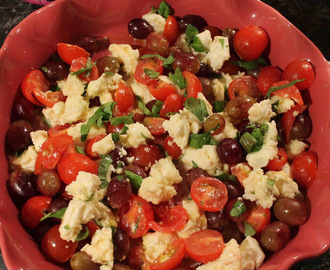 Varm caprese med tomater, vindruvor och mozzarella