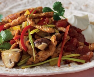 Grillad kycklingfajita med champinjoner och paprika | Recept från Santa Maria