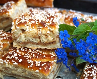 Kanelbullar i långpanna med krämig kanelfyllning.