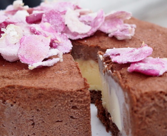 Chokladmoussetårta med kanderade rosenblad