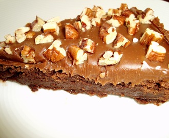 Chokladtryffeltårta med pecannötter och flingsalt
