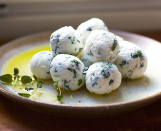 Basil and thyme goat cheese balls