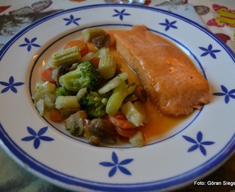 Röd currylax med wokade grönsaker