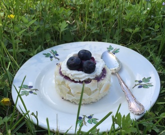 Glutenfria rulltårtsbakelser med blåbärsmousse, grädde och färska blåbär