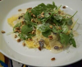 Ravioli med svampfyllning, vitvinssås och rostade pinjenötter