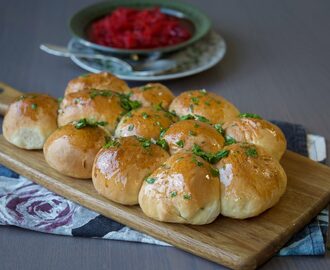 Pompuski- Ukrainskt brytbröd med vitlök