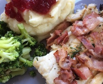 Stekt torskrygg toppad med bacon