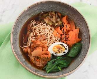 Ramen bowl med kimchi, ägg och spenat
