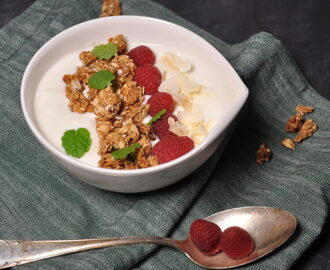 Gör din egna knapriga lyxiga granola med jordnötssmör