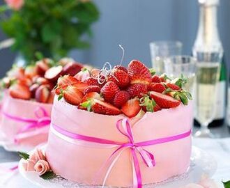 Bröllopstårta med jordgubbs- och flädermousse