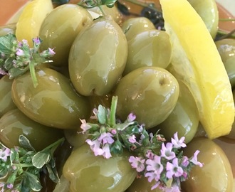 Sommarmat - Marinerade oliver med citrontimjan
