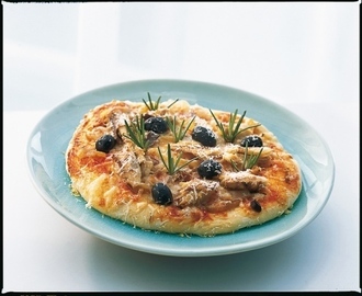 Böcklingpizza med lök, rosmarin och oliv