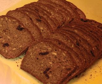 Ännu ett glutenfritt favoritbröd - med chiamjöl, kikärtsmjöl, bär och surdegspulver