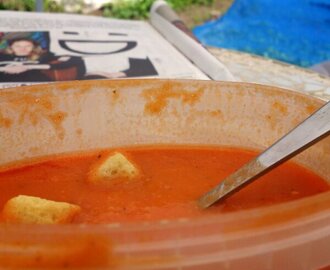 Syrlig tomat- och sötpotatissoppa
