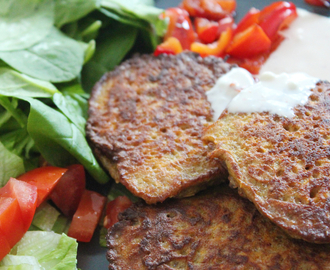 Vegetariska morots- och jordnötsbiffar med yoghurtdressing