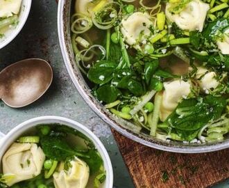 Grön tortellinisoppa med ärter, spenat och örter