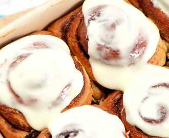 Kanelbullar i långpanna med frosting