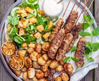 Grillade lammfärsspett med rostad färskpotatis och melonsallad