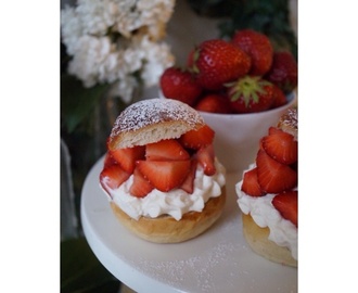 Midsommar-semla fylld med vanilj- och kardemummakräm, vaniljgrädde och färska jordgubbar.