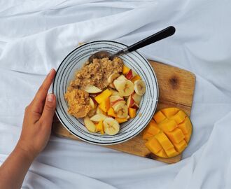 Fibre Oatmeal with Fruit Salad, Peanut Butter & Fresh Mango