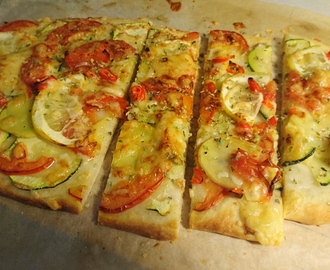 En grön middag idag. Nygräddat flatbread med citron, olivolja,vitlök,tomater,zucchini,riven ost och örter. Till det en broccolisoppa.