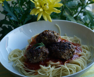 Spaghetti med köttbullar och tomatsås