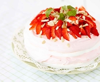 Glasstårta med jordgubbsglass