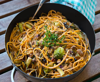 Vegetarisk pumpapasta med kål och svarta bönor