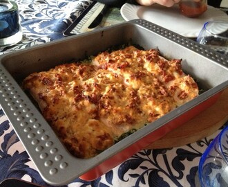 Lax på grönbädd med fetaost- och tomattopping