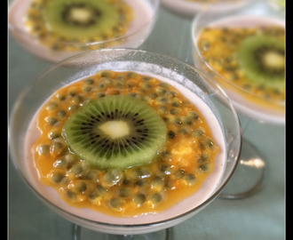 Vanilj/kokospannacotta med passionsfrukt och kiwi