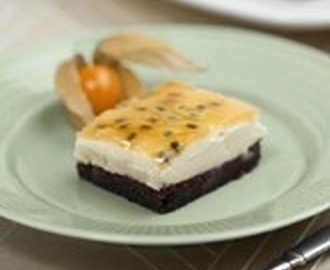 Moussetårta med vit choklad och passionstäcke
