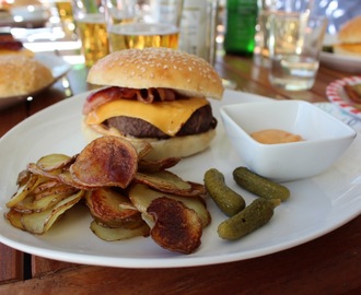 Födelsedagsfirande, hamburgertallrik och klassisk jordgubbstårta