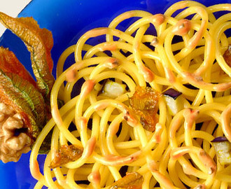 Spaghettoni med Pesto alla Siciliana, aubergine och zucchiniblommor.